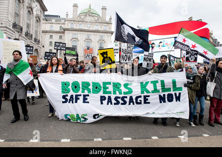 Syrischer Flüchtling Unterstützer sind Banner lesen "Sichere Passage jetzt Grenzen töten" tragen, während marschieren zum Trafalgar Square. Stockfoto