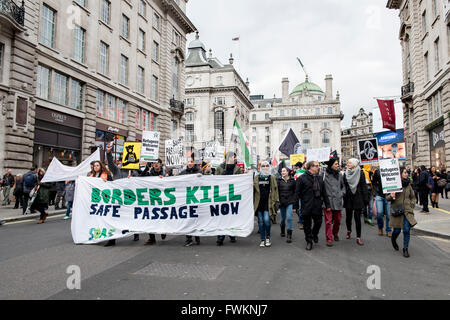 Demonstranten tragen Banner Lesung "Grenzen zu töten, sichere Passage jetzt. SOAS geht nach Calais beim marschieren zum Trafalgar Square. Stockfoto