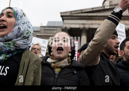 Flüchtling-Anhänger protestieren am Trafalgar Square. Demonstranten fordern Regierung, die Grenzen zu öffnen. Stockfoto