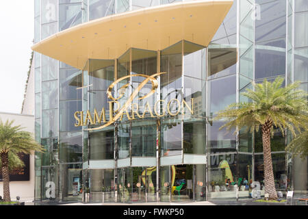 Vor dem Eingang zum Einkaufszentrum Siam Paragon in Bangkok, Thailand Stockfoto