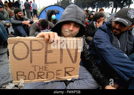 Europa, Griechenland/Mazedonien, Grenze Idomeni/Gevgelija, 3. April 2016: Flüchtlinge blockiert die Bahnlinie überqueren Idomeni Camp, re Stockfoto