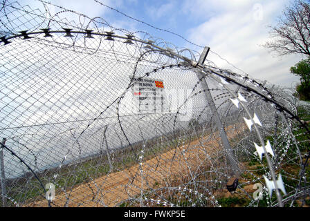 Europa, Griechenland/Mazedonien, Grenze Idomeni/Gevgelija, 3. April 2016: Netze und Stacheldraht errichtet durch die Regierung der ehemaligen jugoslawischen Republik Mazedonien zu leugnen Stockfoto