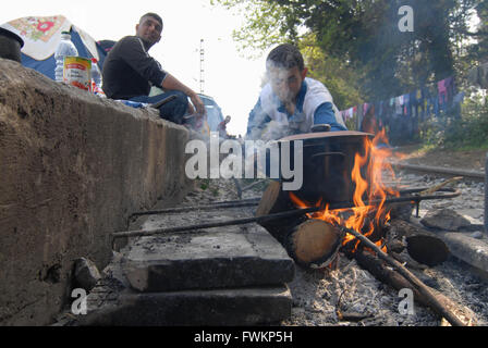 Europa, Griechenland/Mazedonien, Grenze Idomeni/Gevgelija, April 04,2016: Flüchtlinge leben entlang der Bahnlinien... Tausende von Migranten Stockfoto