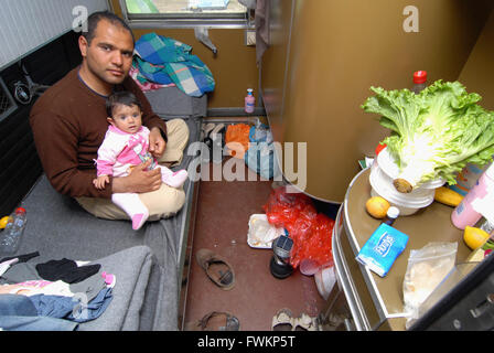 Europa, Griechenland/Mazedonien, Grenze Idomeni/Gevgelija, April 04,2016: Familie von Flüchtlingen in verlassenen Bahnhof Stockfoto