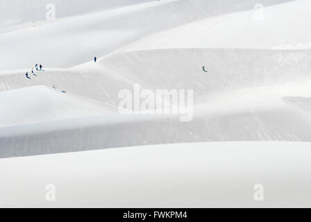 Touristen, die Wandern in White Sands National Monument in Alamogordo, New Mexico, USA Stockfoto