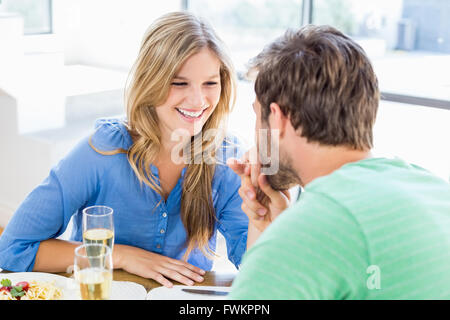 Mann eine Womans Hand küssen Stockfoto