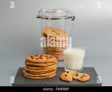 Noch immer leben Bild von Cookies, Cookie Jar und Glas Milch auf grauem Hintergrund. Stockfoto