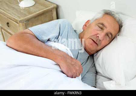Erhöhte Ansicht der alten Mann schlafen Stockfoto