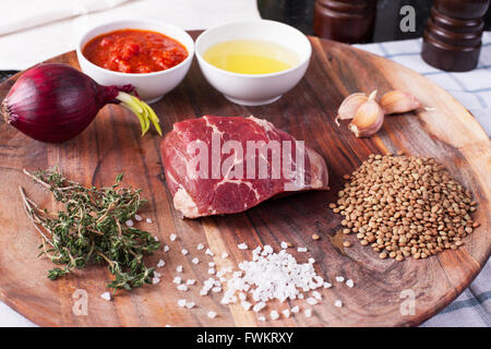 Linsen und Fleisch Stockfoto