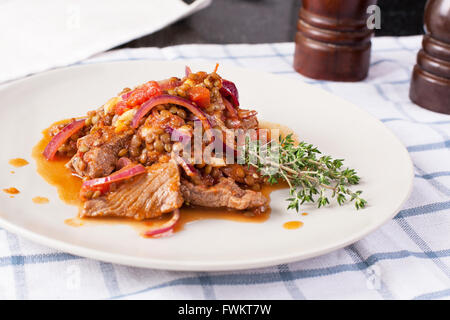 Linsen und Fleisch Stockfoto