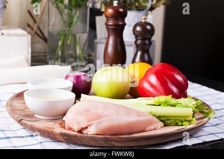 Hähnchen-Salat mit Obst und Gemüse Stockfoto