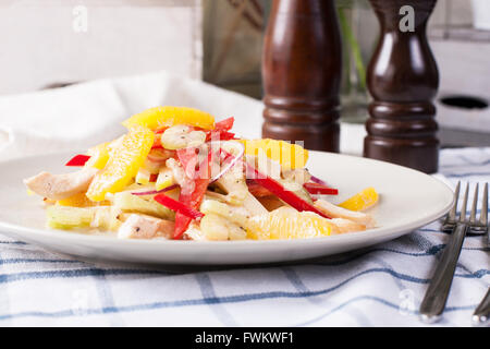 Hähnchen-Salat mit Obst und Gemüse Stockfoto