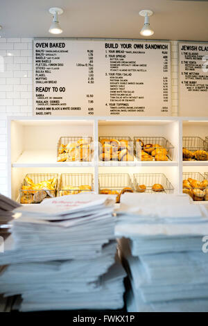 At Kossar, sie haben Backen ihrer legendären Bialys seit 1936, und jetzt der ältesten verbleibenden Bialy Bäckerei in den USA Stockfoto