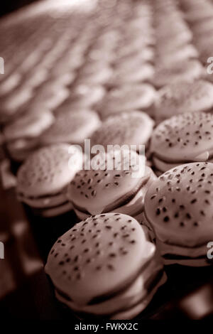 Holzofen-Burger von Küchenchef April Bloomfield und Hotdogs, Kuchen, Milchshakes & Getränke an der Bar, Manhattan, New York, USA Stockfoto