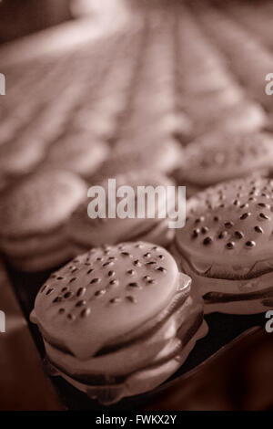 Holzofen-Burger von Küchenchef April Bloomfield und Hotdogs, Kuchen, Milchshakes & Getränke an der Bar, Manhattan, New York, USA Stockfoto