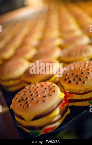 Holzofen-Burger von Küchenchef April Bloomfield und Hotdogs, Kuchen, Milchshakes & Getränke an der Bar, Manhattan, New York, USA Stockfoto