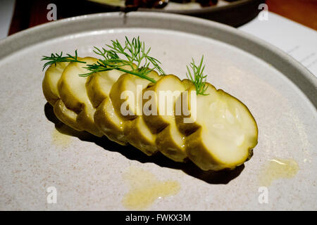 Holzofen-Burger von Küchenchef April Bloomfield und Hotdogs, Kuchen, Milchshakes & Getränke an der Bar, Manhattan, New York, USA Stockfoto