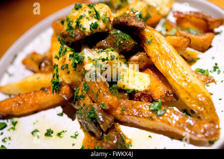 Holzofen-Burger von Küchenchef April Bloomfield und Hotdogs, Kuchen, Milchshakes & Getränke an der Bar, Manhattan, New York, USA Stockfoto