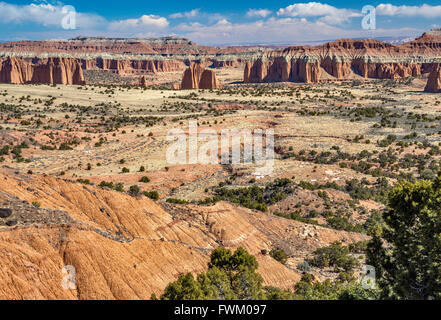 Türmen und Klippen in Upper Cathedral Valley, Capitol Reef National Park, Colorado Plateau, Utah, USA Stockfoto