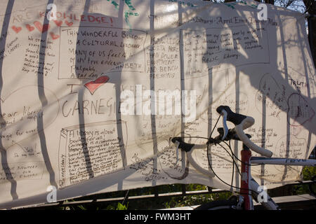 Demonstranten haben ihre Gefühle gezeigt, mit Banner Nachrichten einschließlich einer Stahl-Magnat Andrew Carnegie außerhalb Carnegie-Bibliothek in Herne Hill, South London während Besatzer auf dem Gelände am 6. Tag der Besetzung, 5. April 2016 bleiben zu zitieren. Die böse Gemeinde im Stadtteil South London haben ihre wichtige Ressource für Lern- und gesellschaftlicher Mittelpunkt für das Wochenende besetzt. Nach einer langen Kampagne von einheimischen Lambeth voraus gegangen und die Bibliothek Türen zum letzten Mal geschlossen, da sie sagen, schneidet, um ihren Haushalt bedeuten, dass Millionen gerettet werden müssen. Stockfoto