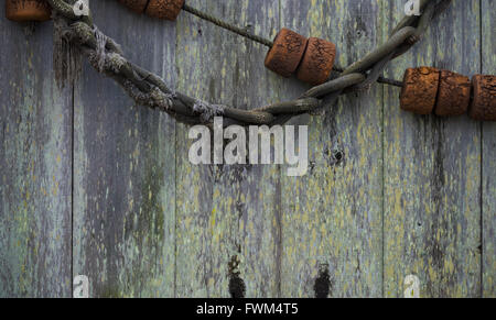 Alt, schäbig, antik, Vintage Angelausrüstung auf Holz Hintergrund.  Enthält Seil und schwimmt Stockfoto