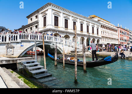 Traditionelle Gondoliere durch die Kanäle Rudern. Gondelfahrt während der Fahrt in Venedig Italien. Stockfoto