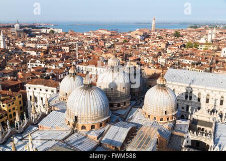 Venedig Luftbild mit Blick auf die Basilica di San Marco Dach. Die patriarchalische Kathedrale Funchal Stockfoto