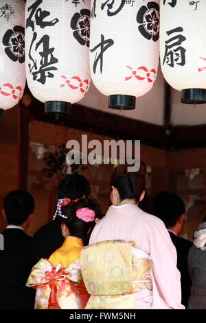 Gäste bei einer japanischen Shinto-Hochzeit am Yasaka-Schrein in Kyoto, Japan Stockfoto