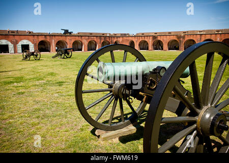 Kanons im Inneren Fort Pulaski National Monument auf Cockspur Insel zwischen Savanne und Tybee Island, Georgia. Stockfoto