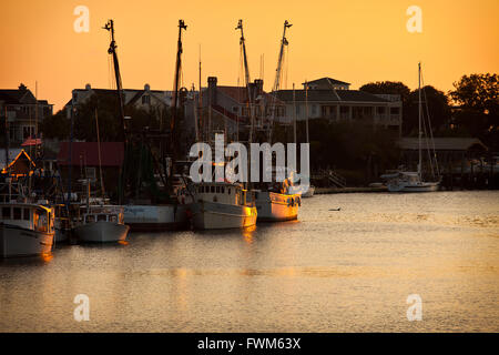 Krabbenkutter angedockt entlang Shem Creek in Mt. Pleasant, einem Vorort von Charleston, South Carolina. Stockfoto