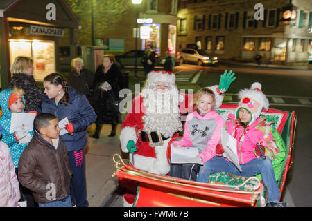 Jungen und Mädchen richten, gehen auf eine Pferdeschlittenfahrt mit Santa, Canajoharie, Mohawk Valley, New York, USA Stockfoto