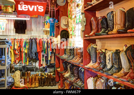 Cowboy-Stiefel zum Verkauf bei der Ratte Nest, ein Vintage-Kleidungsgeschäft in NoDa Bezirk, Charlotte, North Carolina, USA Stockfoto