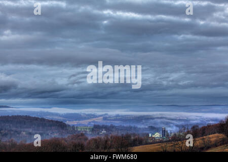 Nebel deckt Mohawk Valley, Herkimer County, Bundesstaat New York, USA Stockfoto