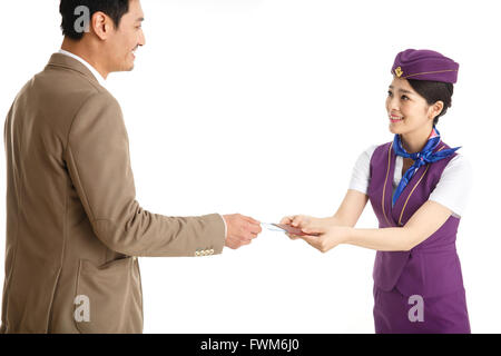 Junge weibliche Flugbegleiter für Kunden, um einen Pass zu pass Stockfoto