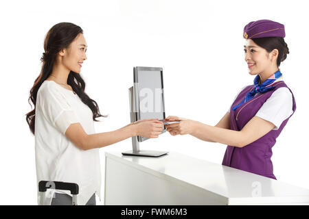 Junge weibliche Flugbegleiter für Kunden, um einen Pass zu pass Stockfoto