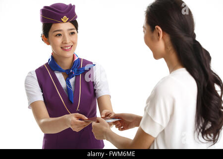 Junge weibliche Flugbegleiter für Kunden, um einen Pass zu pass Stockfoto