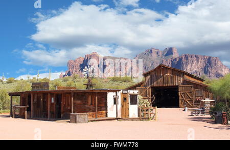 Verlassene alte Wildwest-Cowboy-Stadt verwendet während des Goldrausches mit Bergen im Hintergrund Stockfoto