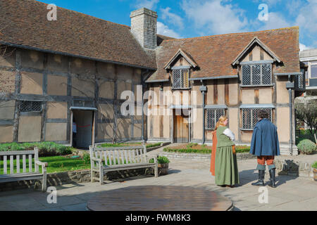 Shakespeare-Museum, Blick auf Schauspieler im elisabethanischen Kleid im Garten von Shakespeares Geburtshaus (heute Museum), Stratford Upon Avon, Großbritannien Stockfoto