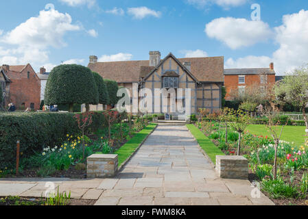 Mittelalterbau, hinter dem mittelalterlichen Fachwerkhaus, in dem Shakespeare geboren wurde (1564) in der Henley Street, Stratford Upon Avon, England, Großbritannien Stockfoto