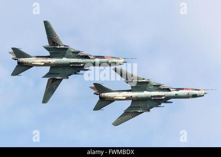 Polnische Luftwaffe Sukhoi Su-22 Kampfflugzeuge im Formationsflug. Stockfoto