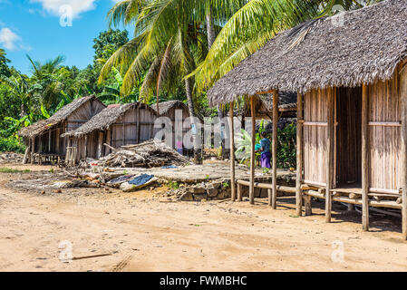 Madagassische typischen Dorf am Strand auf der Insel Nosy Be, nördlich von Madagaskar Stockfoto