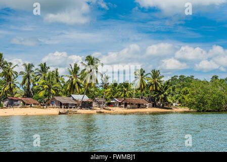 Traditionelles Fischerdorf Ambatozavavy mit hölzernen Einbaum Rudern Schiff auf der Insel von Nosy Be, Madagaskar. Stockfoto