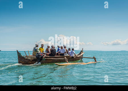 Touristen mit einem Führer die Buchten mit dem Auslegerboot überqueren in der Nähe von Ambatozavavy Dorf auf der Insel Nosy Be, Madagaskar Stockfoto