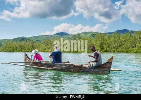 Bootsmann, Ruder ein Mannes mit einem Mädchen Rudern mit dem Outrigger Kanu nahe dem Ambatozavavy Dorf auf der Insel Nosy Be, nördlich von Madagaskar Stockfoto