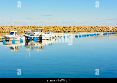 Simrishamn, Schweden - 1. April 2016: Boote in der Marina an einem sehr feinen Frühlingstag mit Sonnenschein und kaum Wind. Einige distan Stockfoto