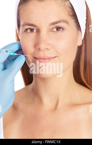 Attraktive ältere Frau immer plastische Chirurgie mit Spritze Stockfoto