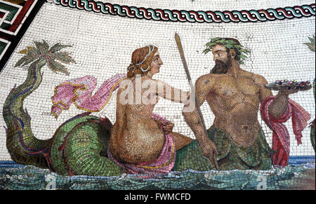 Römisches Mosaik Nachbildung der Bäder das (Otricoli, Italien). Detail der ein Triton und eine Nereide. Kleine Eremitage. Pavillon-Raum. Die Eremitage. Sankt Petersburg. Russland. Stockfoto