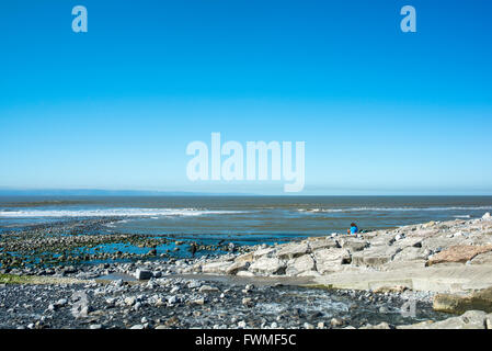 Wellen an der Küste von einem Stein (Kiesel) Strand. Stockfoto