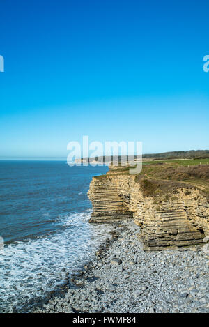 Küstenweg mit Blick auf einer Landzunge und Klippen. Stockfoto