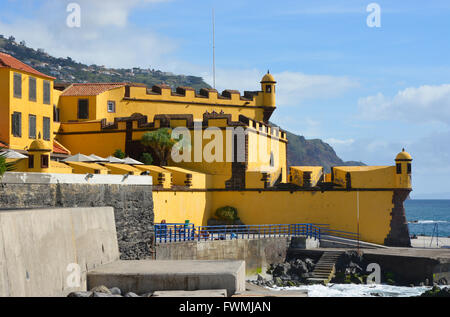 Alte Festung am Meer in Funchal, Madeira, Portugal. Forteleza de Sao Tiago. Mit Menschen, Sehenswürdigkeiten. Stockfoto